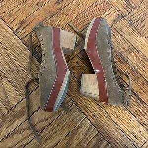 A Détacher Iveta Clogs in Tan Suede